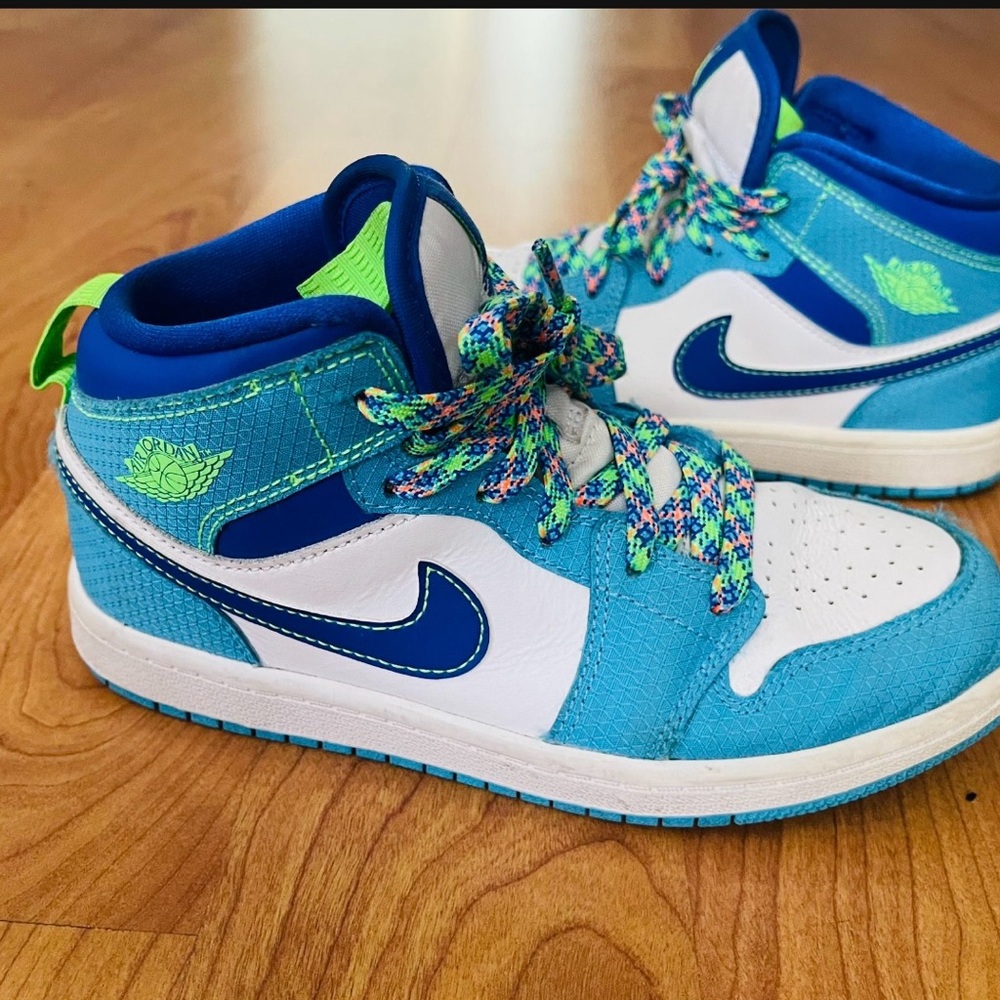 Nike Air Jordan 1 Mid SE 'Sprite' DA8010-400 Youth Size 2.5Y